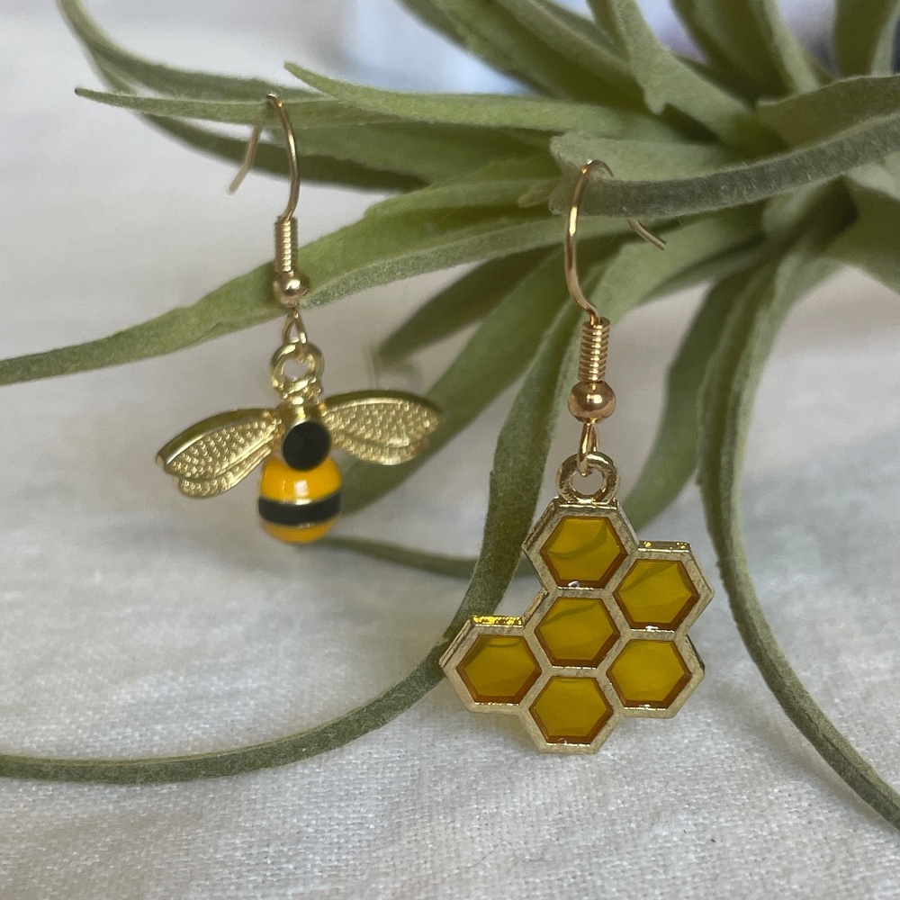 🌟 Buy 2 Pairs, Get One Free, NWT 22K Gold-Plated Honeycomb & Bee Drop Earrings